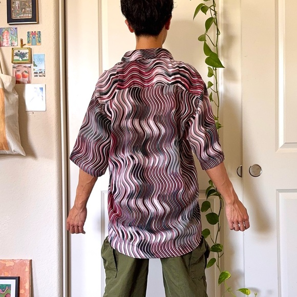 Vintage Y2K Men’s Wavy Red & Black Button-Up Shirt - Picture 6 of 7